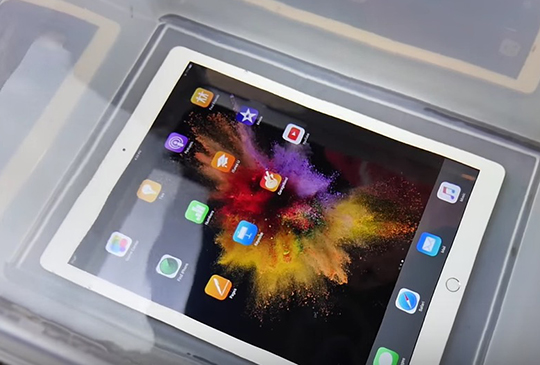 Apple iPad Pro 防水測試，撈起竟然還能開機？