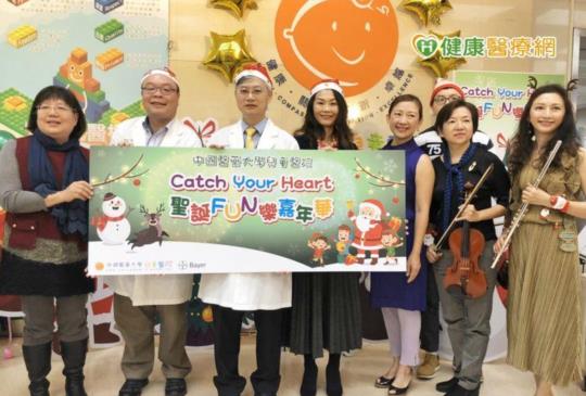 中國醫大兒童醫院聖誕趴　病童笑了！醫師扮聖誕老人送禮物