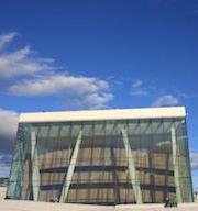 如海上冰山的「奧斯陸歌劇院」在北歐，日落、藍天都美的挪威地標！