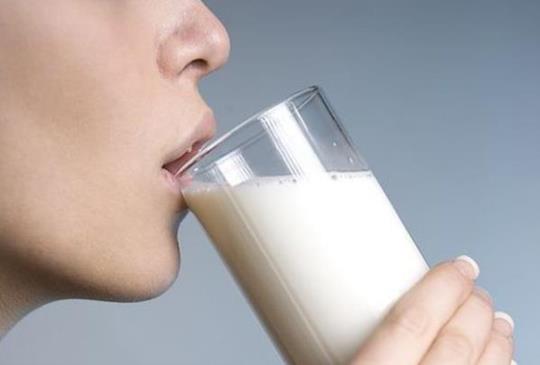 【喝牛奶防骨鬆？這三種食物含鈣量比牛奶高】