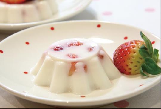 【健康好吃又簡單的點心－草莓寒天牛奶果凍】~女生愛美食