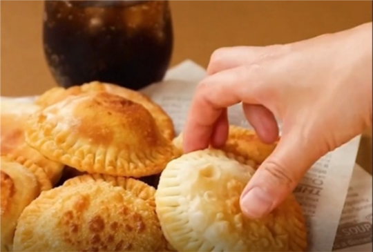 【影片】餃子皮變身餡餅  甜的鹹的都美味！