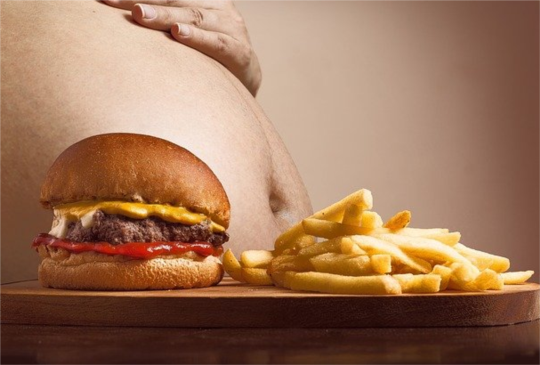 想減重別把胃撐大！經常吃很撐 「飽」的標準會上升