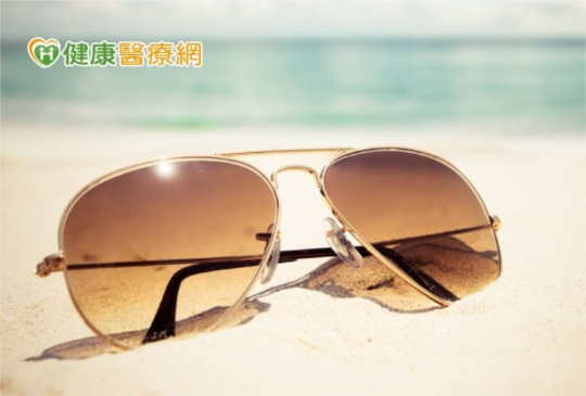 夏日時尚配件「太陽眼鏡」　鏡片不是越黑越好！選購注意2大重點
