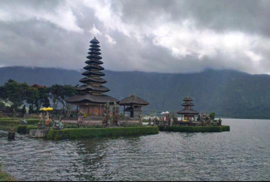 峇里島不可不去的幽雅境地-烏倫達努寺