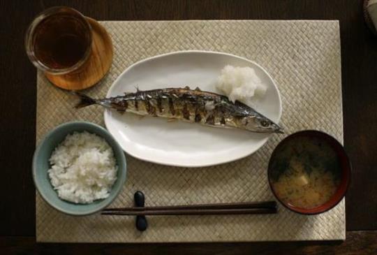 【秋刀魚怎麼吃才輕鬆？來看日本人的影片教學！】