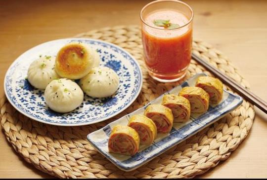 【《佐著日光來做菜：100道早午餐完美提案》：日式胡蘿蔔煎蛋捲】