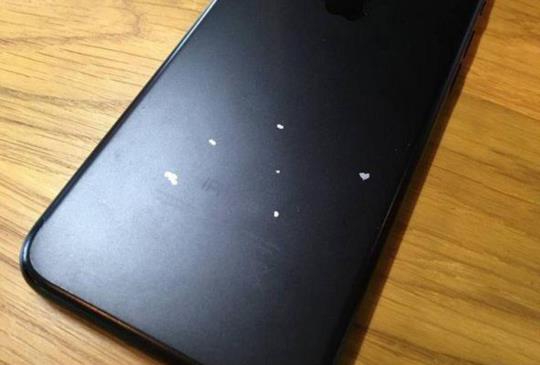 購買 iPhone 7 / 7 Plus 黑色款注意，國外多名用戶投訴出現掉漆問題