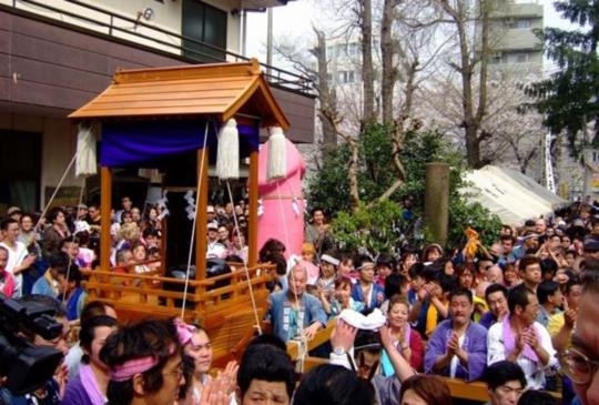 【到川崎迎春！男性陽具的奇妙祭典！？揭開「鐵男根祭」的神秘面紗】