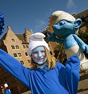 全球藍色小精靈日，28國藍色小精靈裝扮著齊聚歡慶！