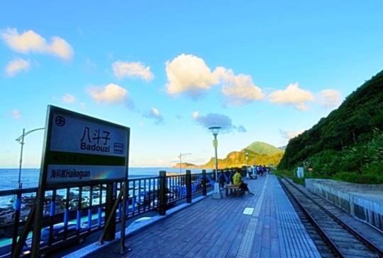 【北海岸最療癒的車站】在八斗子車站看海、戲水、釣魚一次滿足！
