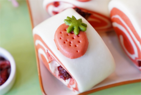 誠品線上特搜「草莓季甜品」 仿真草莓紅豆包、精品巧克力5折起！