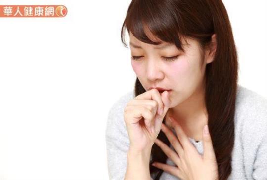 喉嚨痛、咳嗽吃糖會更糟？中醫止咳抗發炎茶飲、穴位緩解