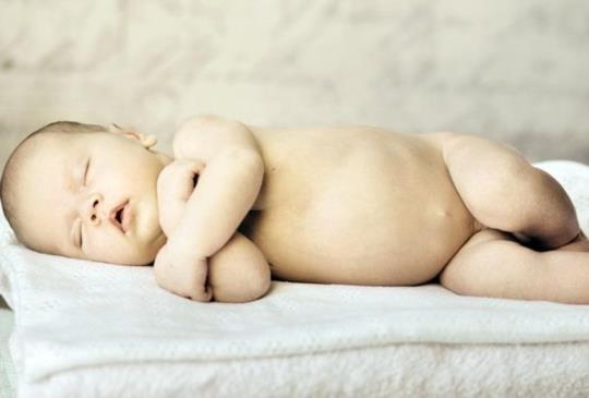【寶寶肚臍凸出來正常嗎？5大狀況要治療】