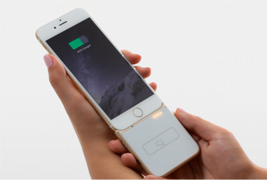 為 iPhone 量身打造，具備觸控板的 Aluminum 一體式行動電源