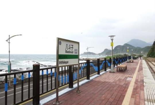 【北台灣最美車站八斗子站啟航啦！跨完年就到這裡看日出跟無敵海景！】