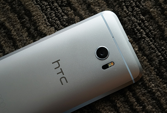 部份電信將針對 3CA 機種加重補貼，HTC One 系列將以中高階定位持續存在