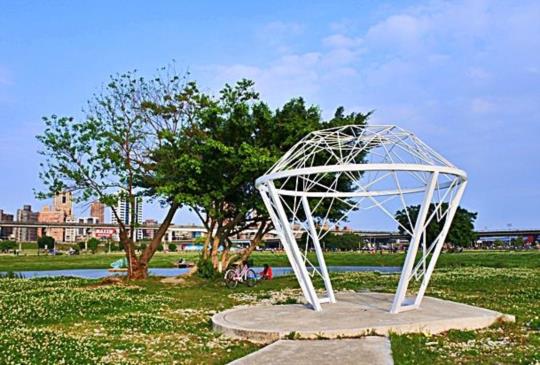 騎單車悠遊大臺北都會公園，幸福水漾公園造景超好拍！