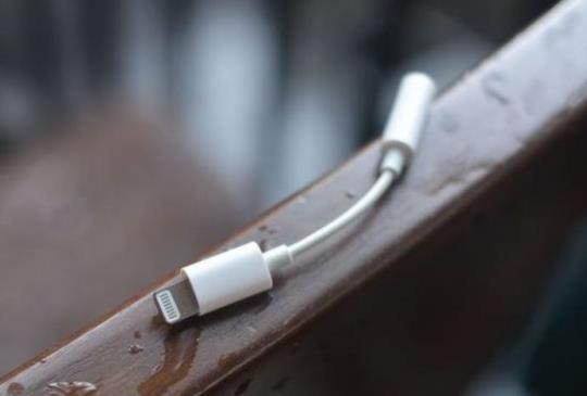 Lightning 轉 3.5mm 耳機孔轉接器照片曝光，看來 iPhone 耳機孔真會消失？