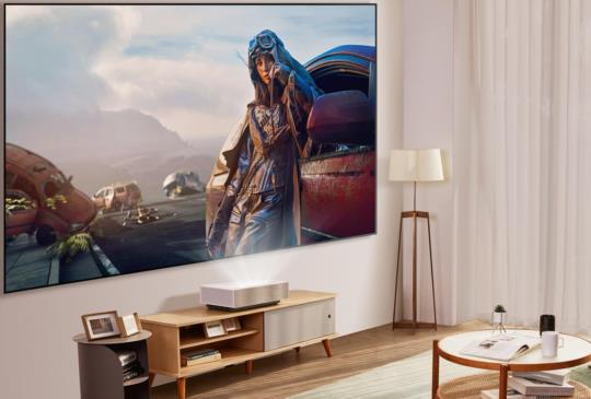 離牆 21.7 公分就有 100 吋畫面　LG 宣布推出新款 4K 短焦家庭劇院投影機