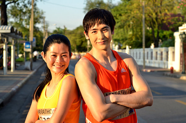 【愛無7限】工作照_本片成為泰國電影2012年度票房亞軍，2PM成員尼坤（右）的加入也帶動票房