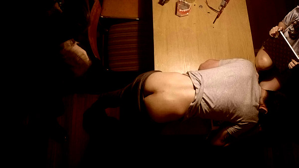 001【倒數夜驚魂】劇照_男主角帕查拉犧牲色相，在片中有裸露臀部被鍋鏟打的凌辱畫面