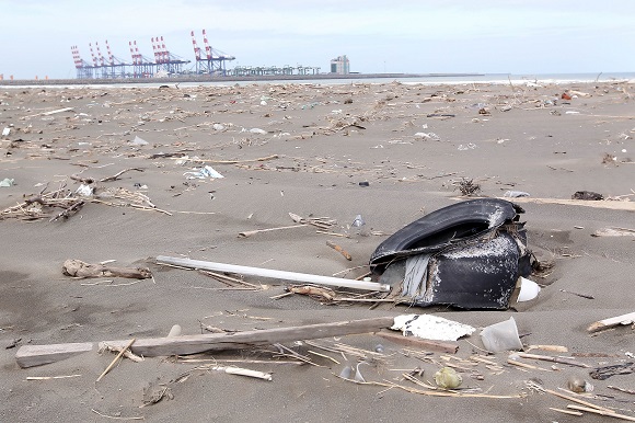 (圖說一) 新北市八里挖仔尾自然保護區沙灘上佈滿棄輪胎與塑膠袋及碎片等，造成海洋生態與海岸環境的危害