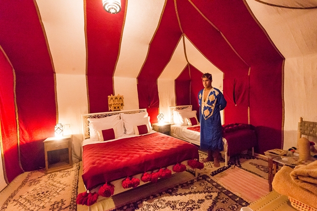 07.奢華營區的房間內部，富有摩洛哥風情的裝飾，還有摩洛哥帥哥迎賓。.jpg