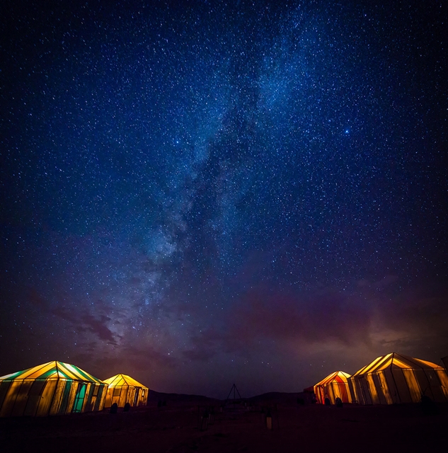 08.撒哈拉沙漠奢華營區，透著光的帳篷，看著觸手可及的銀河，是此生最夢幻的時刻。.jpg