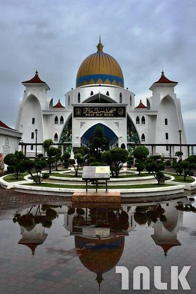 Melaka Straits Mosque 2 .jpg