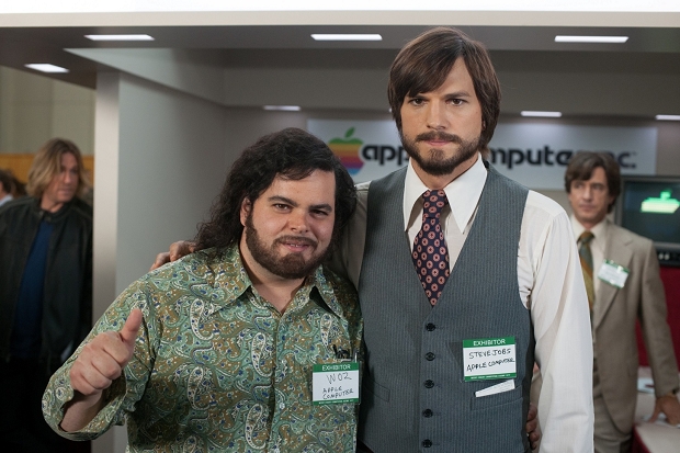 【賈伯斯】艾希頓庫奇(右)和飾演蘋果創業夥伴沃茲尼克的賈許蓋德(左)