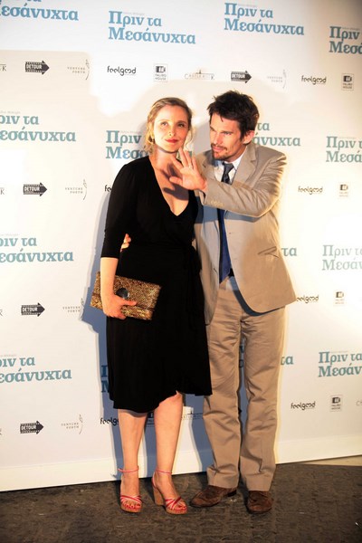 004【愛在午夜希臘時】活動照_茱莉蝶兒（左）與伊森霍克盛裝出席上週在雅典舉辦的首映會，展現親民作風