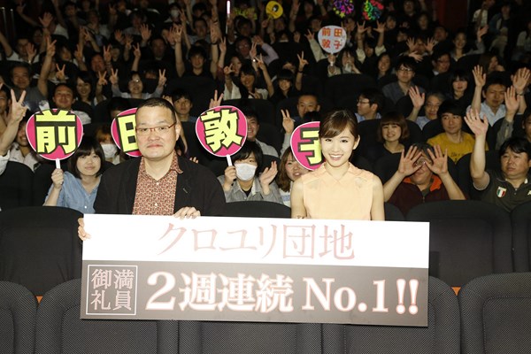 001【黑百合公寓】活動照_前田敦子（右）與導演中田秀夫出席位在日本的謝票活動，感謝影迷熱烈支持（本