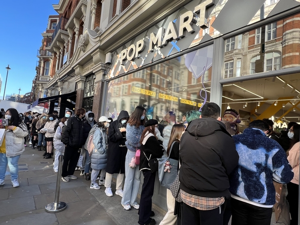 POP MART泡泡瑪特於今年1月於倫敦開立歐洲首店，開幕當日吸引大量排隊人潮.jpg