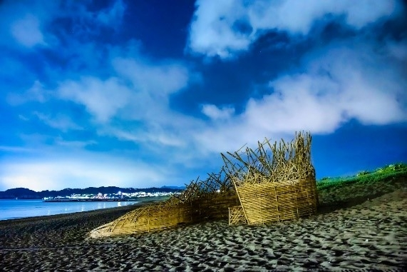 藝術家李蕢至的〈月與火〉透過竹子述說金山漁民運用光源捕魚的傳統文化 (1).jpg