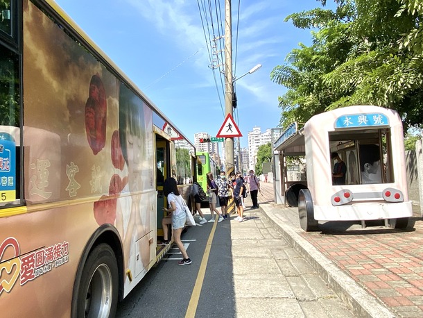 台中高工站前的-幸福公車.jpg