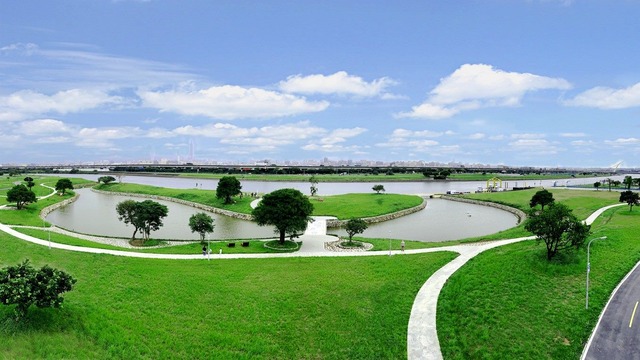 美堤河濱公園配合地形地勢型塑出自然景丘.jpg