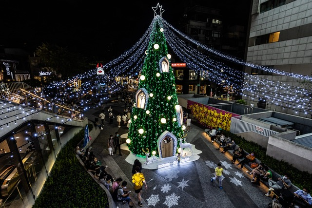 中山站4號出口-與新光三越南西店共同打造歐風聖誕樹.jpg