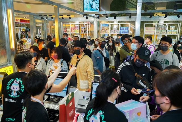 POP MART台南南紡店開幕首日吸引超過千位「娃友」響應.jpg