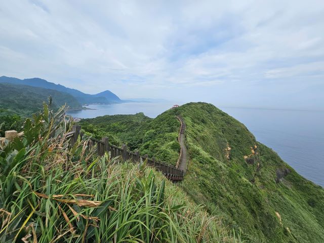 鼻頭步道最高處環抱山海美景.jpg