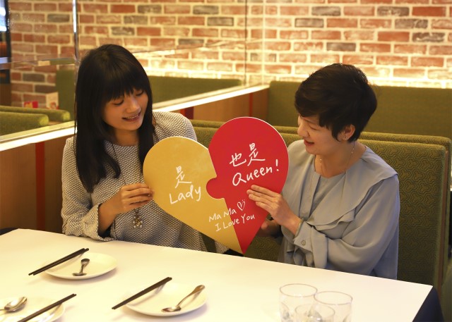 瓦城集團旗下六大餐廳品牌推出周末限定活動，提供儀式感拍攝道具，讓顧客留下最幸福的母親節回憶。.jpg