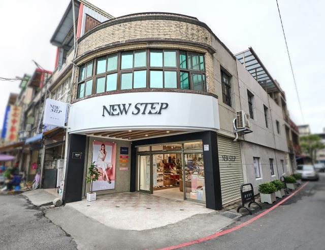 NEW STEP全新門市保留復古磁磚建物本體，打造時尚店裝風格。.jpg