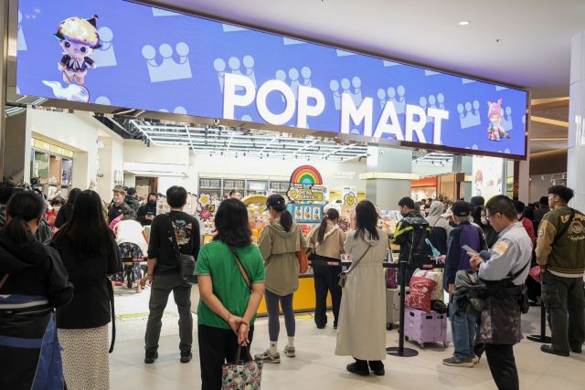 POP MART林口三井店今日開幕，許多顧客前往朝聖。.jpg