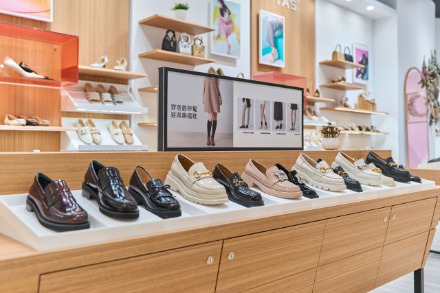 「NEW STEP」集結旗下品牌高性價比與優質細膩的設計，攻佔各種年齡層與風格的女生鞋櫃。.jpg