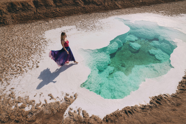 位於阿布扎比的Al Wathba 的鹽湖，擁有清澈湛藍的海水，與迷人的白色鹽層形成鮮明對比.jpg