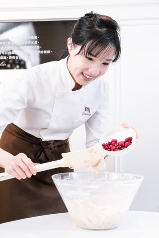 品牌創辦人吳葵妮同時也是2022「世界巧克力大賽」中獲獎最多巧克力工藝師。 (1)