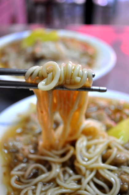 台中正老牌香菇肉焿 - 夾起來滑溜的黃麵