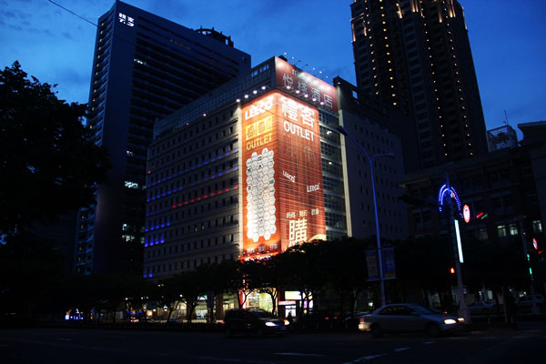 LEECO060801.jpg