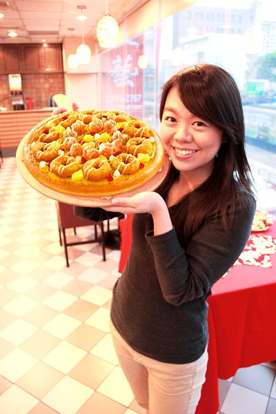 必勝客新年限定口味「皇朝海龍宴比薩」嚴選頂級海鮮食材，讓消費者吃的「龍心大悅」