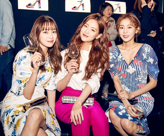 (008) (左至右)韓國女星李珉廷小姐、吳漣序小姐及偶像團體After School成員UIE金宥